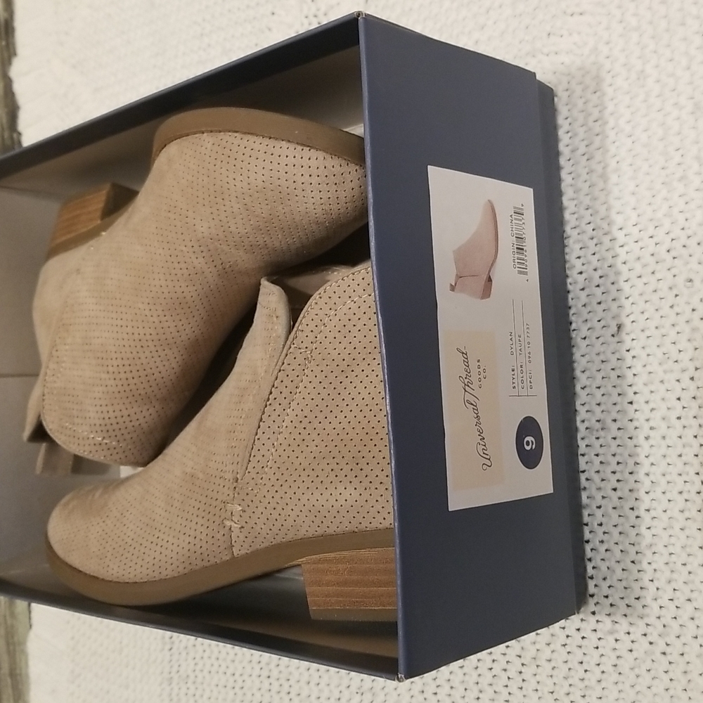 Flat booties